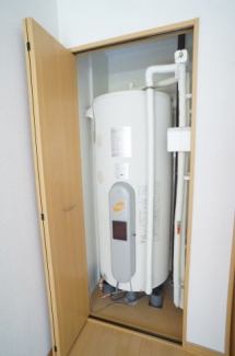 電気温水器のオール電化。参考、同建物・反転間取りの号室