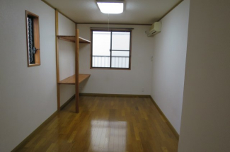 落ち着いた色調の洋室です