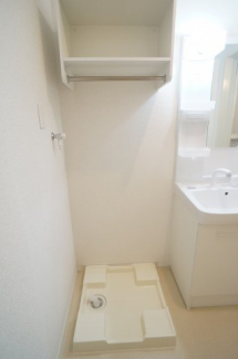 室内洗濯機置き場・上部に棚もあり