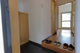 単身者用のマンションとしては広い玄関と靴箱です。