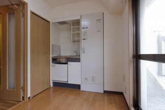 給湯は電気温水器になります。ダイニングキッチンです。