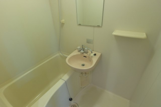 トイレと別々なのでゆっくりできる浴室。