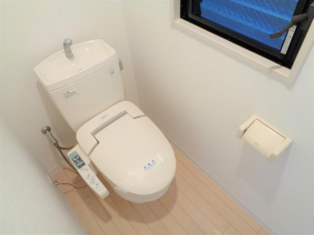 トイレにも窓・温水洗浄便座付き。
