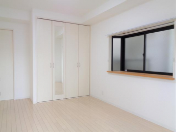 洋室７帖には出窓があります