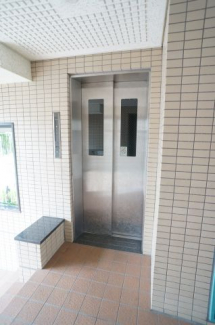エレベーター付きのマンションです