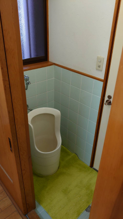 1階トイレは小便器付き