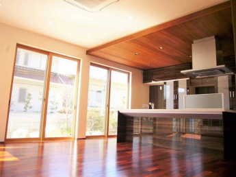 【自社施工例】鏡面のキッチンパネルや板貼り天井が魅力的なＬＤＫ。