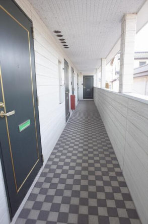 市松模様の共同廊下