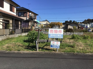 道路の反対側に線路