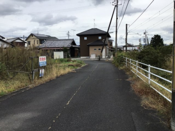 右手が線路(草津線)。