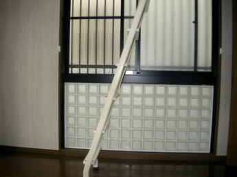 採光と通風に優れた腰窓のしたにさらに採光を取り入れる為ガラスブロックを使用