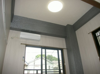 天井が高く開放的なリビング空間