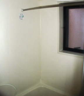 浴室は1216サイズでゆったりと疲れをいやせます。また窓があるので通気性がありうれしい部分です。