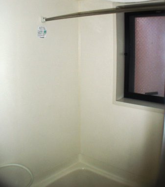 浴室は1216サイズでゆったりと疲れをいやせます。また窓があるので通気性がありうれしい部分です。