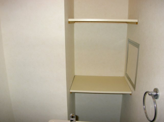 トイレ奥には棚があり大変便利です。