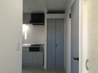 扉付きで玄関から見えない洗濯機置場