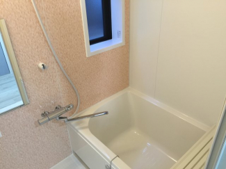 明るいカラーの浴室♪