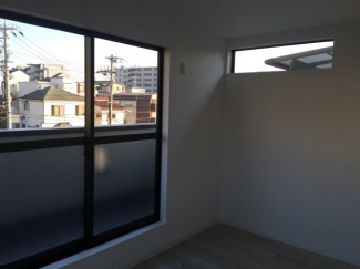 2面窓で明るい室内