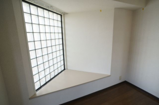 オシャレなガラスブロックが入った飾り窓です。腰かけることも可能！
参考、同建物・同間取りの号室