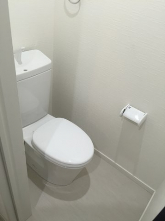 白基調の清潔感あふれるトイレ♪