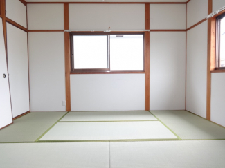 ２面採光で明るい和室６帖！