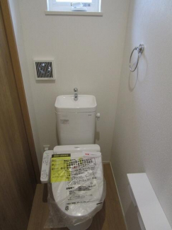 ２階のトイレ：温水洗浄便座付のトイレです。上部にトイレットペーパー等が置ける棚もあり便利です。