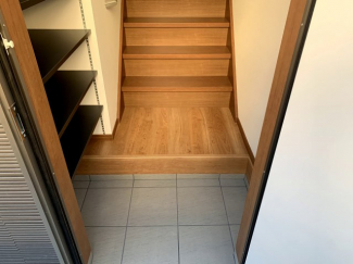 玄関脇には大容量のオープン棚付きシューズボックスあり