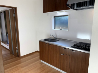 落ち着いたカラーのキッチン☆吊戸棚付きで収納たっぷり☆