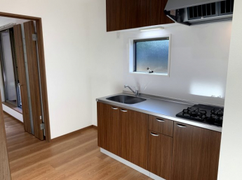 落ち着いたカラーのキッチン☆吊戸棚付きで収納たっぷり☆