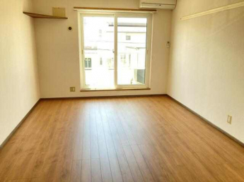 南向き・９帖のゆったりの広さです。