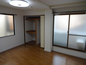 窓が２ヶ所あり明るい洋室です