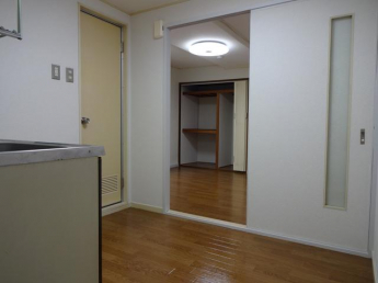 玄関から見たダイニングです