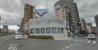 銀行まで330m