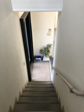 １階と２階の階段です