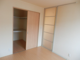 扉は半透明のスライディングドアになっています