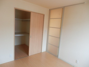 扉は半透明のスライディングドアになっています