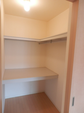 ウォークインクローゼットは色々収納できるので助かりますね！