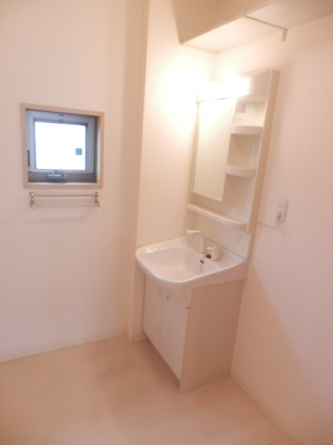 シャワー付き洗面台です。窓もあるので換気もしやすく、上部に棚もあるので洗剤などもストックしやすいですね