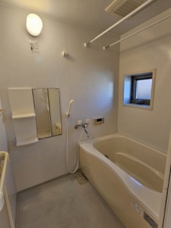 ゆったりとしたお風呂。窓があるのでお風呂も換気しやすいですね。