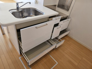 引き出し式のキッチンは奥のものも取り出しやすくなります