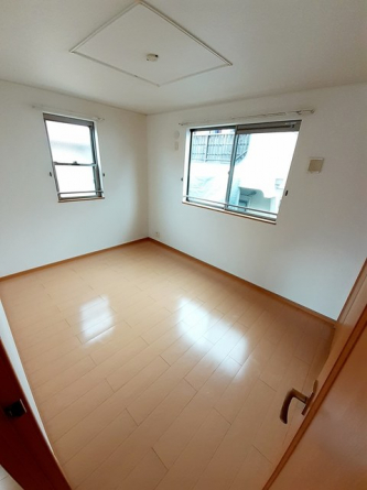 コンパクトで使いやすい洋室です