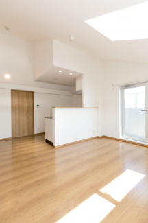 高い天井にトップライト、デザイナーズらしい個性的な住戸です。