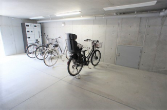 自転車置場もバイク置き場も屋内です。