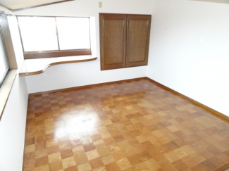 ２面採光で明るい洋室８帖！