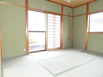 ２面採光で明るい和室６帖！