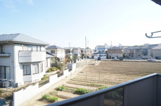 周辺は畑が広がりのどかな雰囲気です。
参考、同建物・反転間取りの号室