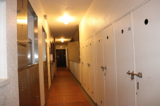 廊下　105のドアの前が専用納戸です　