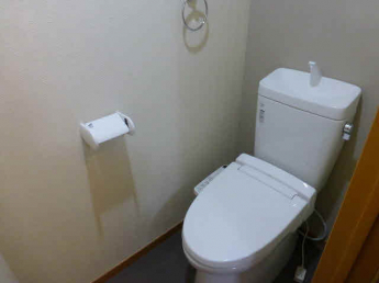 洗浄機能付き暖房便座。上部にトイレパーパーを置ける棚あり。トイレ照明はＬＥＤ