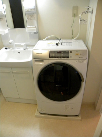 ドラム式洗濯機乾燥機付。