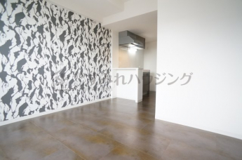 参考、同建物・同間取りの号室（壁紙や床の色味は異なります）